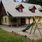 Dětské hřiště vedle chaty